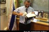 Diputado israelí rompe y tira a la basura los Evangelios Diputado israelí rompe y tira a la basura los Evangelios