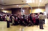 ¿La `mano de Dios´ en la foto de un culto evangélico? ¿La `mano de Dios´ en la foto de un culto evangélico?