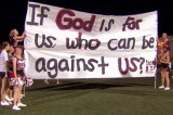 USA: Cheerleaders usando pancartas bíblicas generan polémica en escuela de Texas