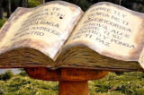 La Biblia es todo un monumento en Bariloche, Argentina