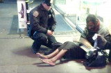 EEUU: Nueva York se conmueve ante la foto del trato humano de un policía a un indigente