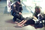 EEUU: Nueva York se conmueve ante la foto del trato humano de un policía a un indigente EEUU: Nueva York se conmueve ante la foto del trato humano de un policía a un indigente
